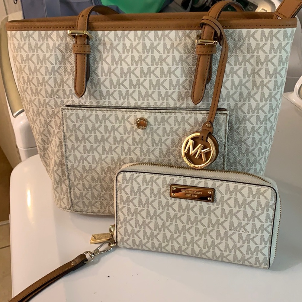 Micheal Kors purse
